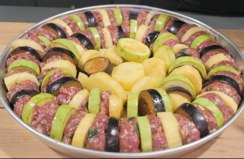 Μπιφτέκια-με-μελιτζάνες-&-πατάτες-στο-ταψί-με-κόκκινη-σάλτσα Μπιφτέκια-με-μελιτζάνες-&-πατάτες-στο-ταψί-με-κόκκινη-σάλτσα