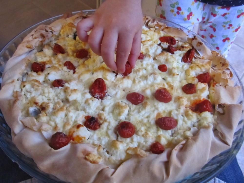 Ξεσκέπαστη-πίτα-με-μελιτζάνα-φέτα-και-ντοματίνια Ξεσκέπαστη-πίτα-με-μελιτζάνα-φέτα-και-ντοματίνια