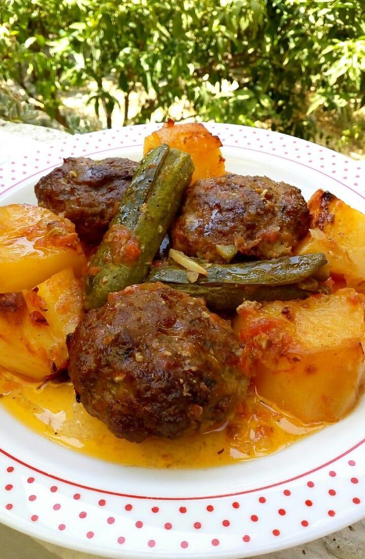 Κοκκινιστά-μπιφτέκια-με-κολοκυθάκια-και-πατάτες