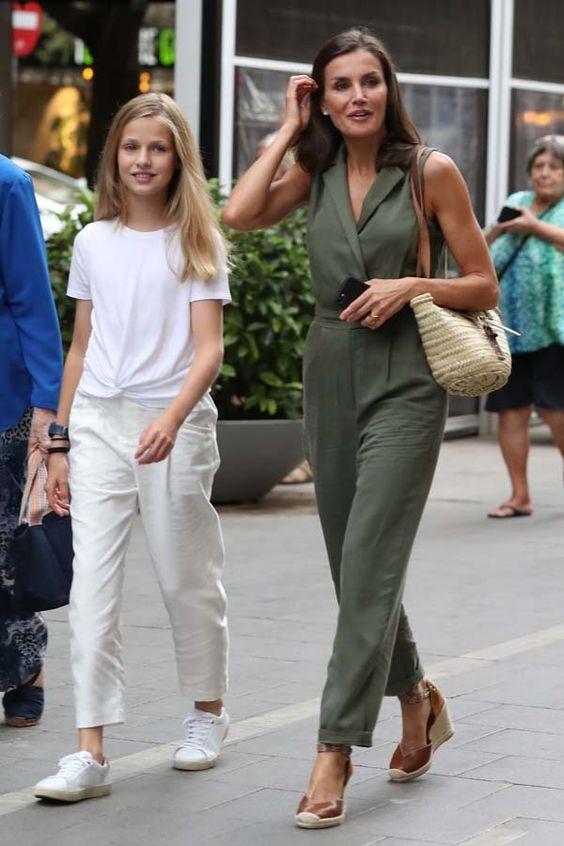 ολόσωμη-παντελόνα-με-καφέ-πλατφόρμες-ιδέες-