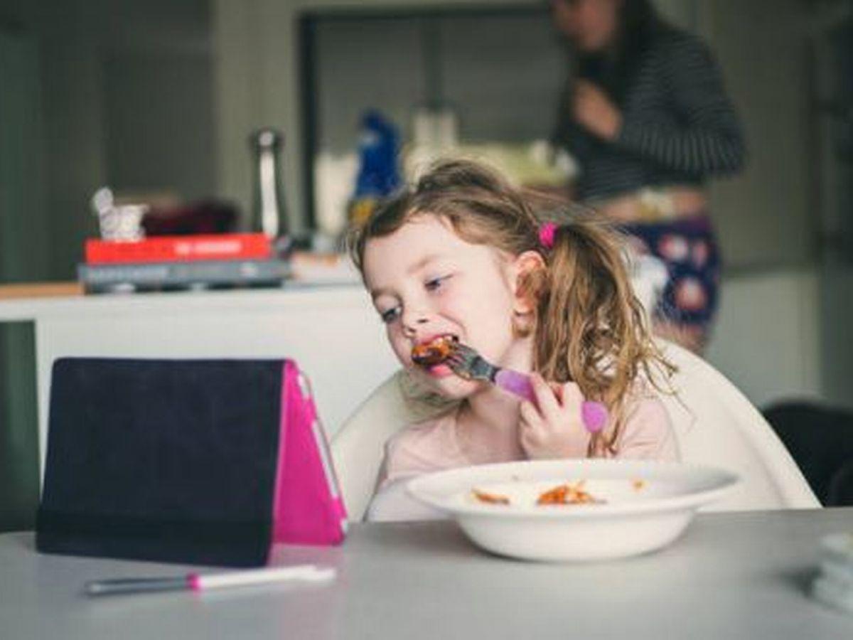 5 αποτελεσματικοί τρόποι για να σταματήσουν τα παιδιά να τρώνε μπροστά από οθόνη