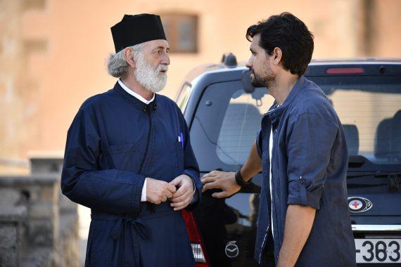 Σασμός: Ο Πάπας είναι ο σοφός του χωριού θέλουν να τους μονοιάσει όλους