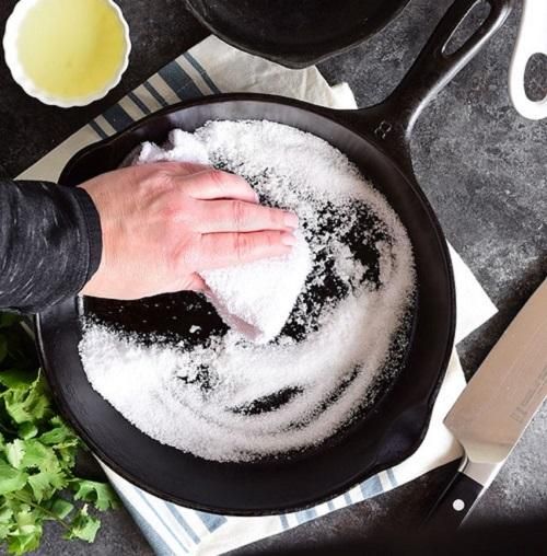 κόλπα καθαρισμού-για-το-κεραμικό τηγάνι-