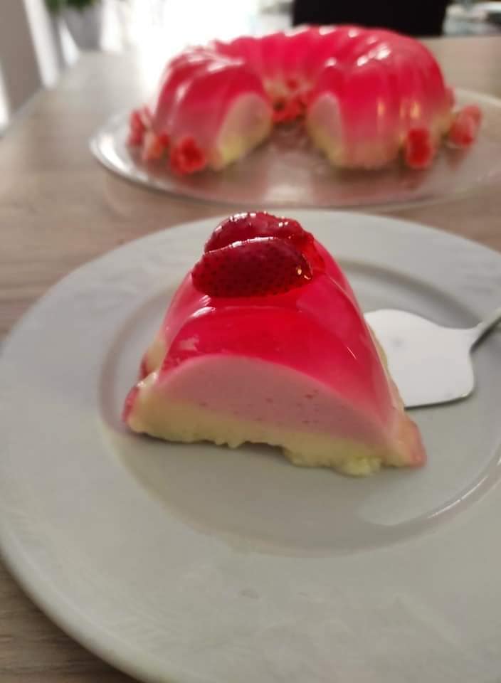 Γλυκό-ψυγείου-με ζελέ φράουλα-συνταγή-