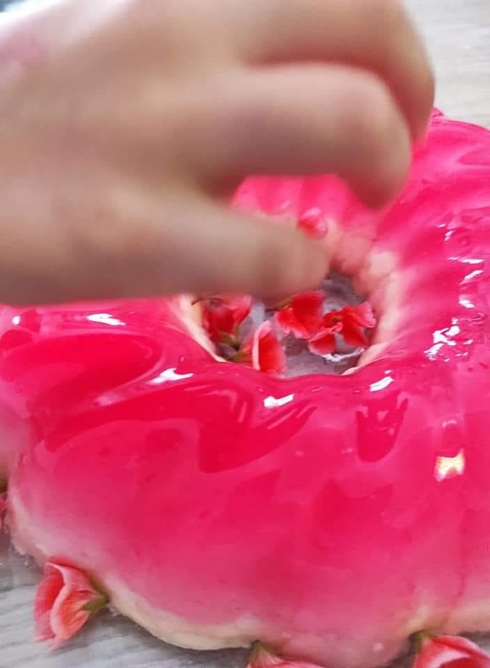 Γλυκό-ψυγείου-με ζελέ φράουλα-συνταγή-