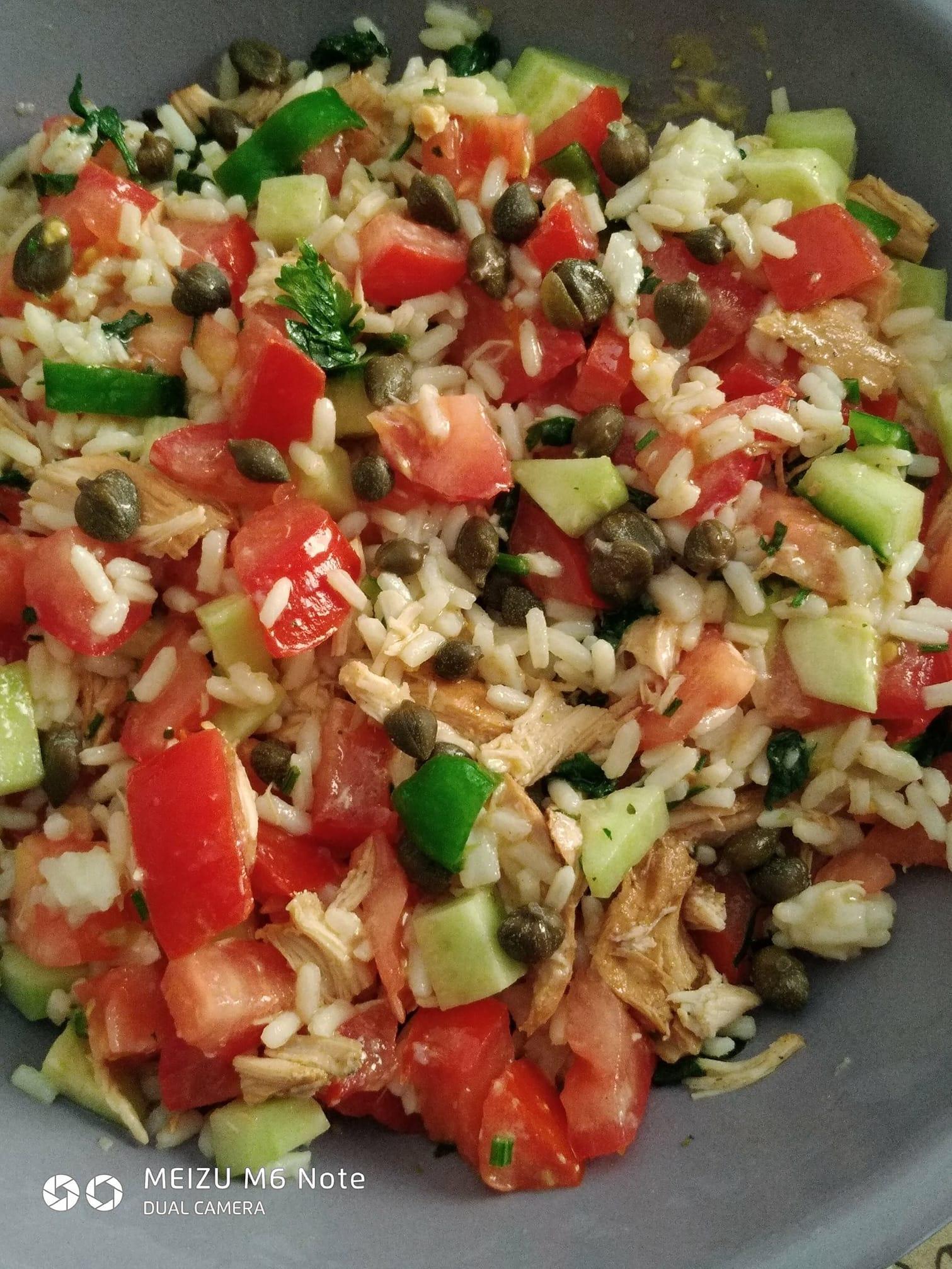 Καλοκαιρινή- ρυζοσαλάτα -με- τόνο- και- λαχανικά-