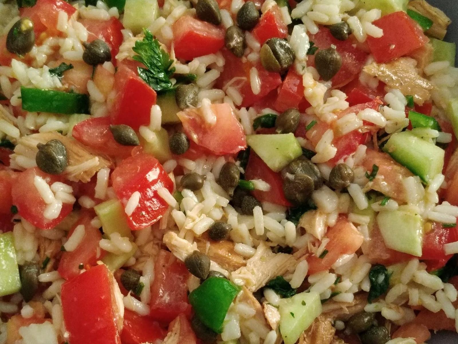 Καλοκαιρινή- ρυζοσαλάτα -με- τόνο- και- λαχανικά-