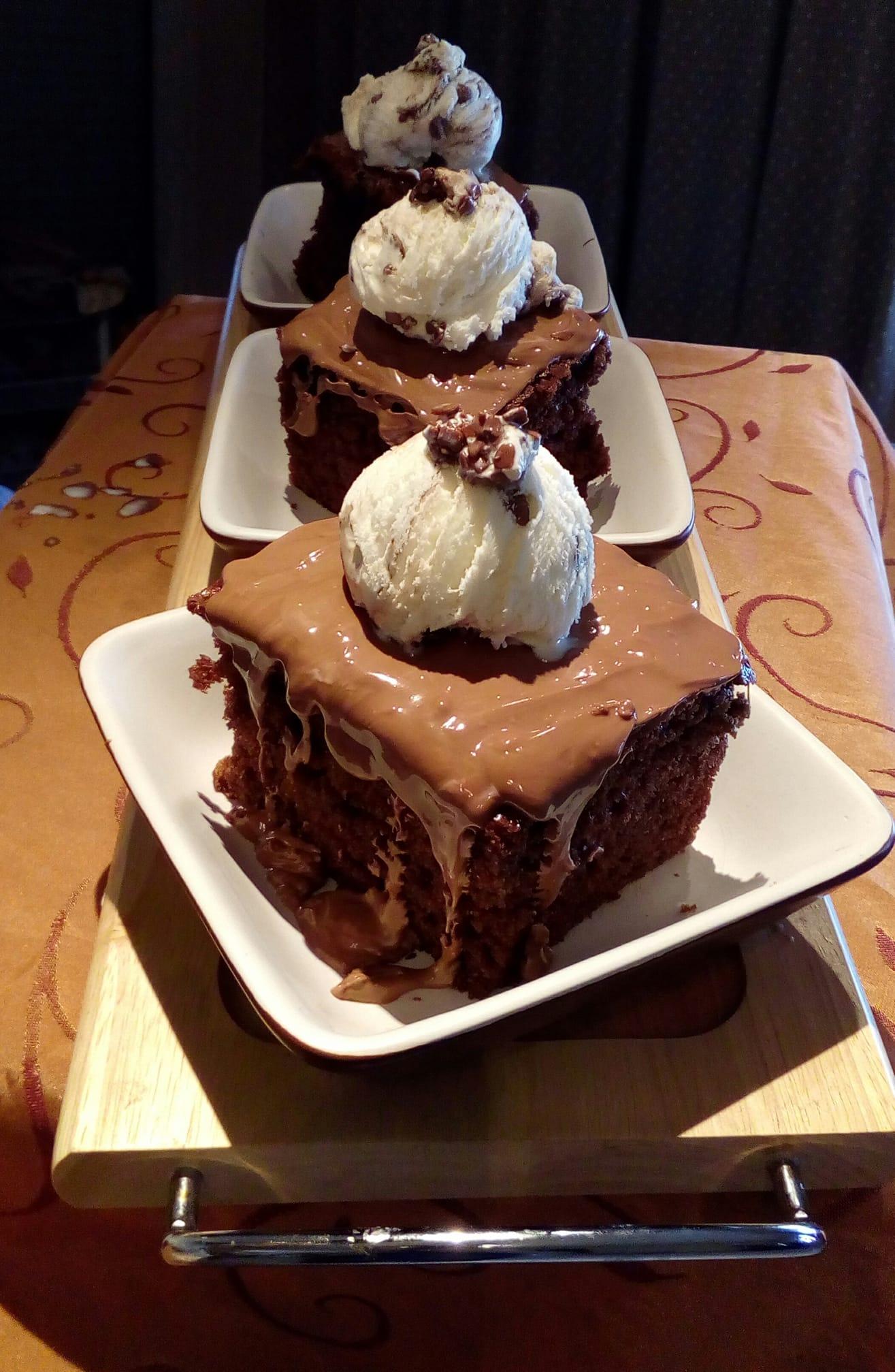 Kαλοκαιρινή σοκολατόπιτα με παγωτό