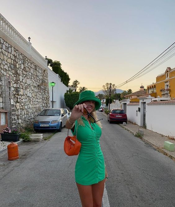 ιδέες-για-μίνι-εφαρμοστά-φορέματα-για-το-Καλοκαίρι 2022-