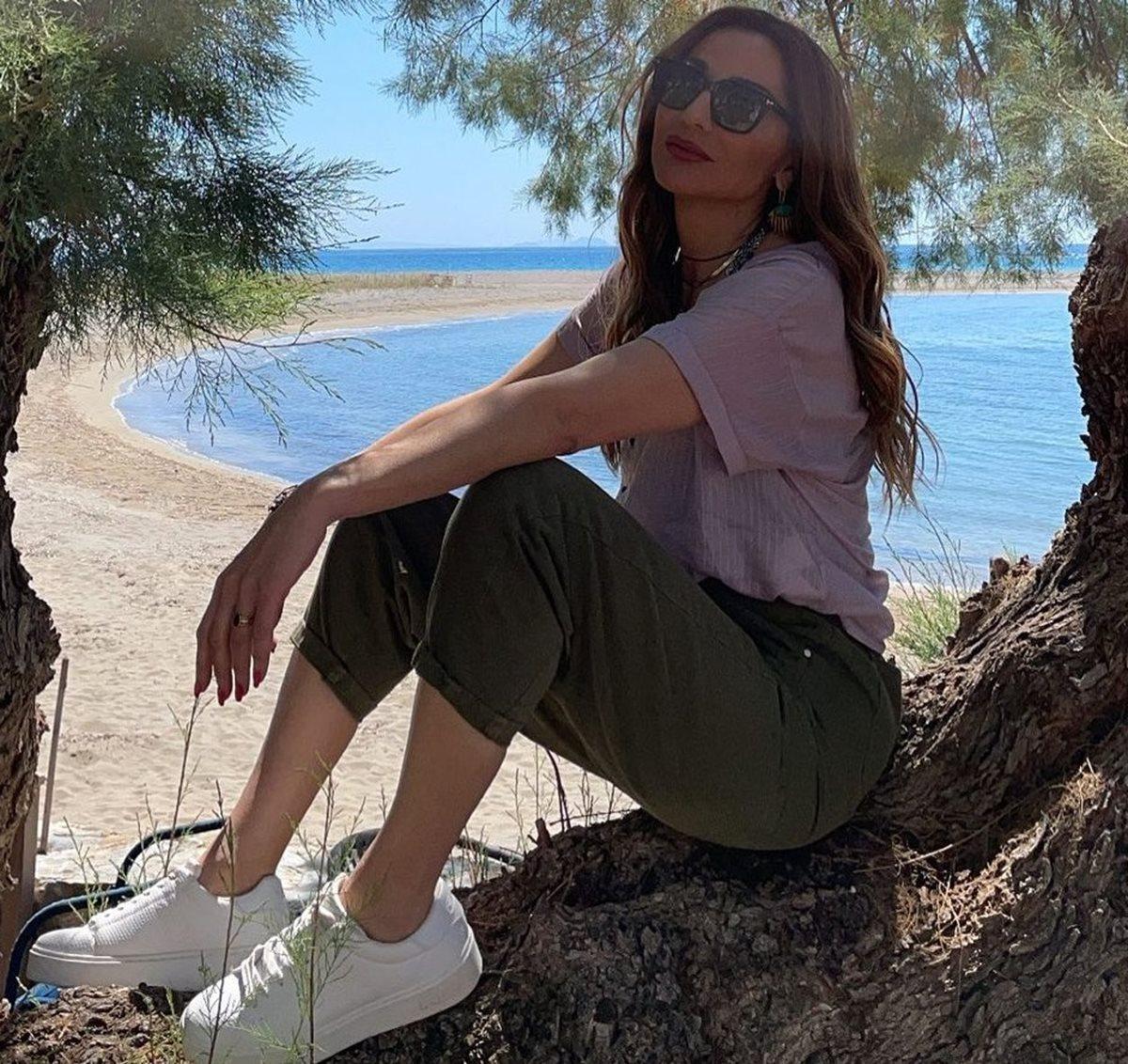 Δέσποινα Βανδή: Στα 52 της χρόνια δείχνει το εντυπωσιακό κορμί της με μαγιό (Φώτογραφία)