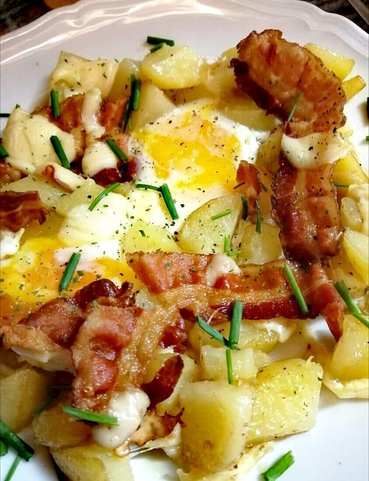 Πατάτες- με- αυγά- στον -φούρνο- για -πρωινό-