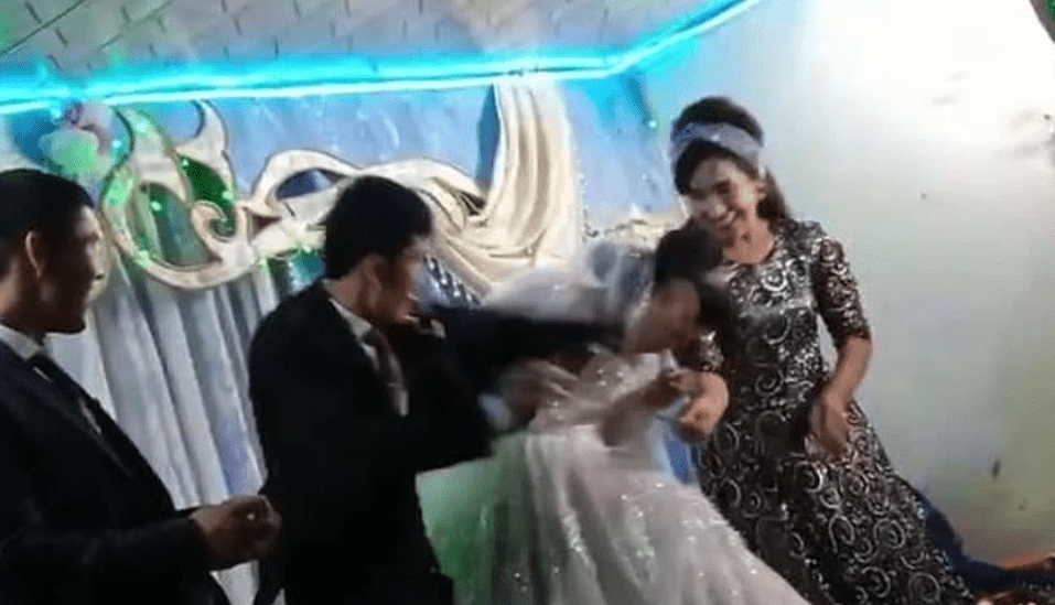 Γαμπρός-χτυπά-νύφη Γαμπρός-χτυπά-νύφη