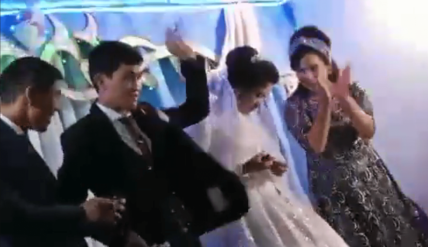 Γαμπρός-χτυπά-νύφη Γαμπρός-χτυπά-νύφη