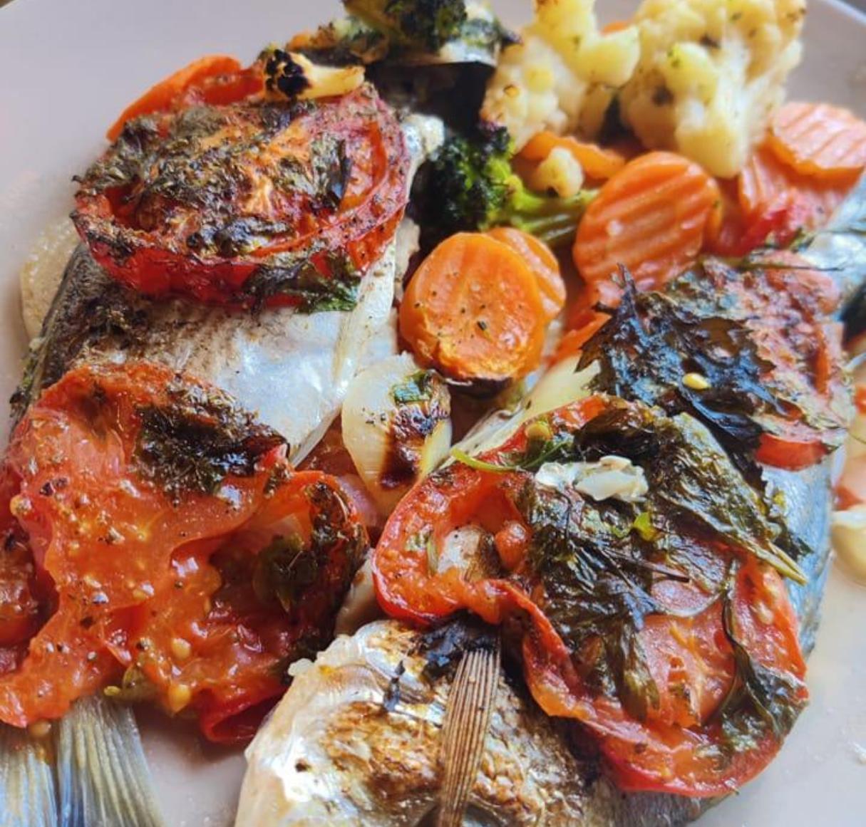 Τσιπούρες στον φούρνο με λαχανικά