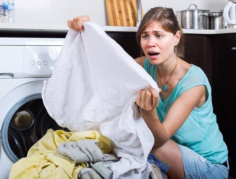 5-λάθη-που-κάνουμε-όταν-πλένουμε-τα-ρούχα-μας-με-χλωρίνη-