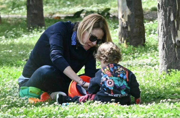 Η Τζένη Μπαλατσινού εξομολογείται: «Ο μικρός με παρακινεί, νιώθω ότι έχω κερδίσει χρόνια από τη ζωή μου»