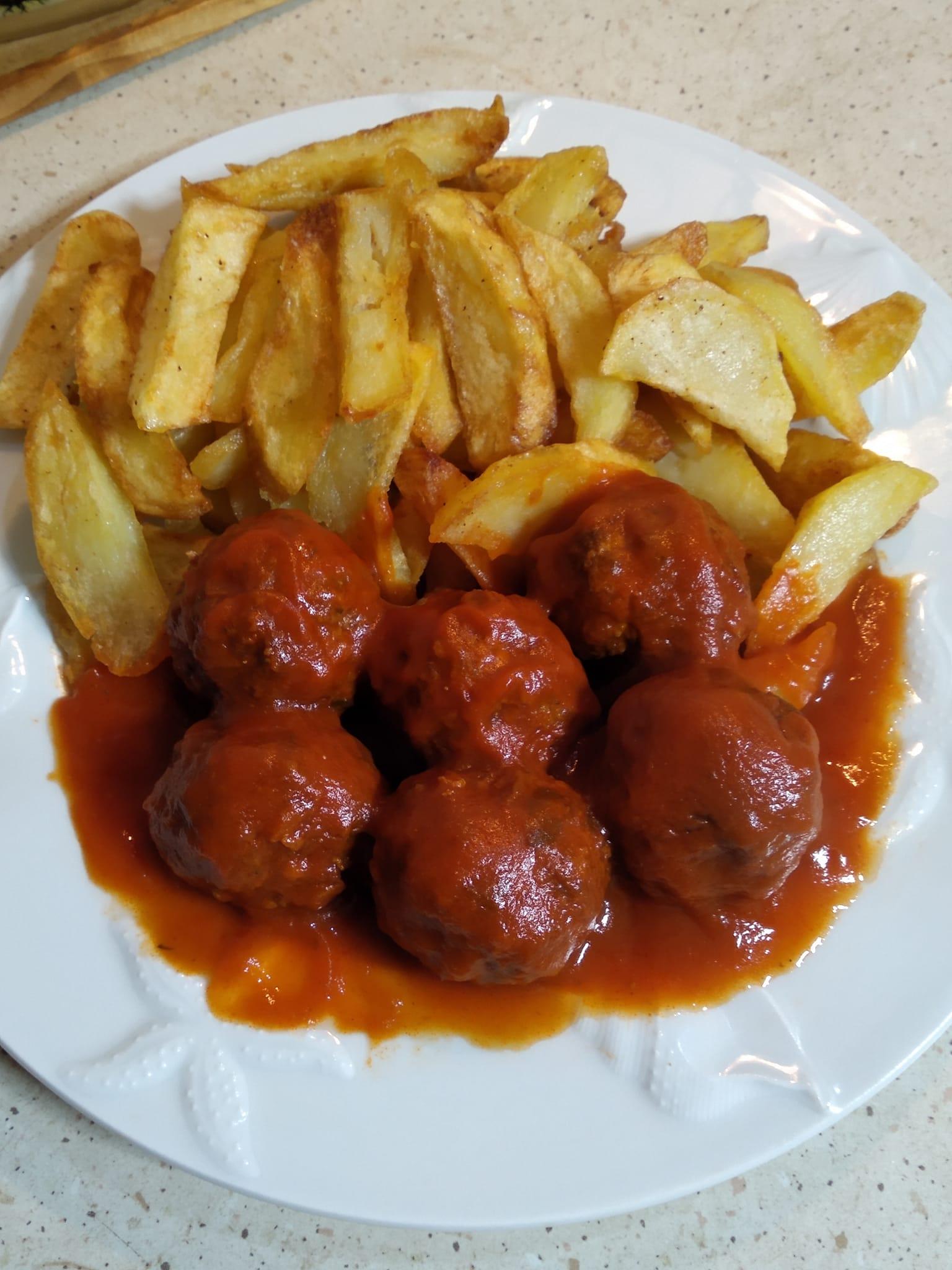 συνταγή-για-κεφτεδάκια-με-σάλτσα-