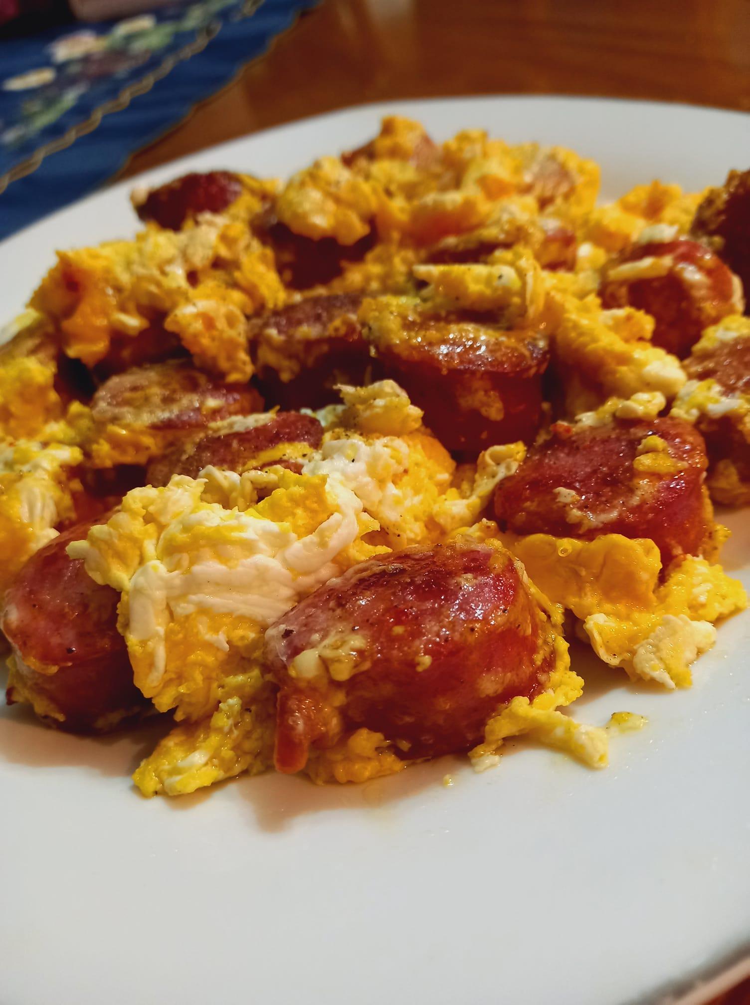 ομελέτα-με-λουκάνικα-συνταγή-