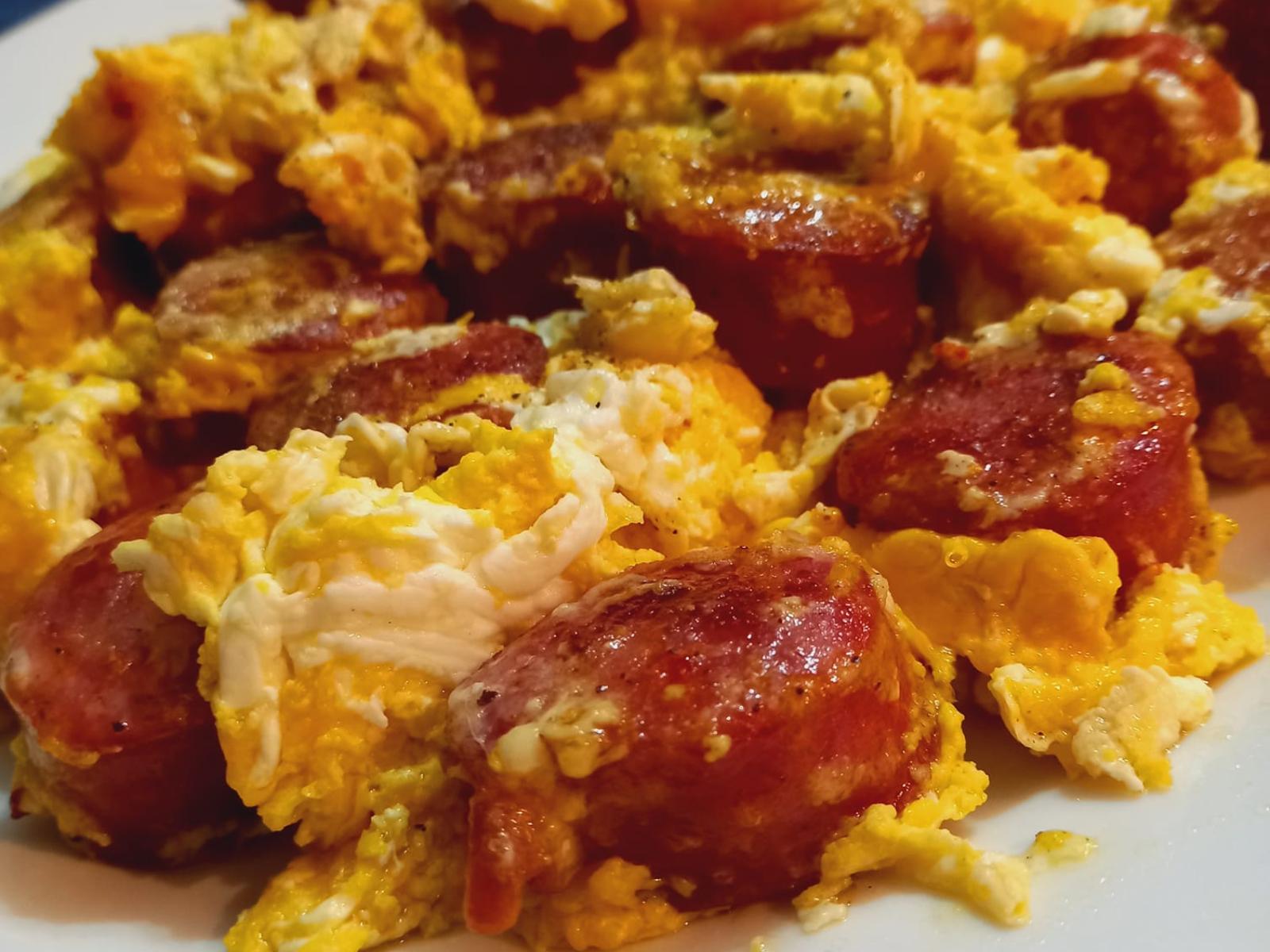 ομελέτα-με-λουκάνικα-συνταγή-