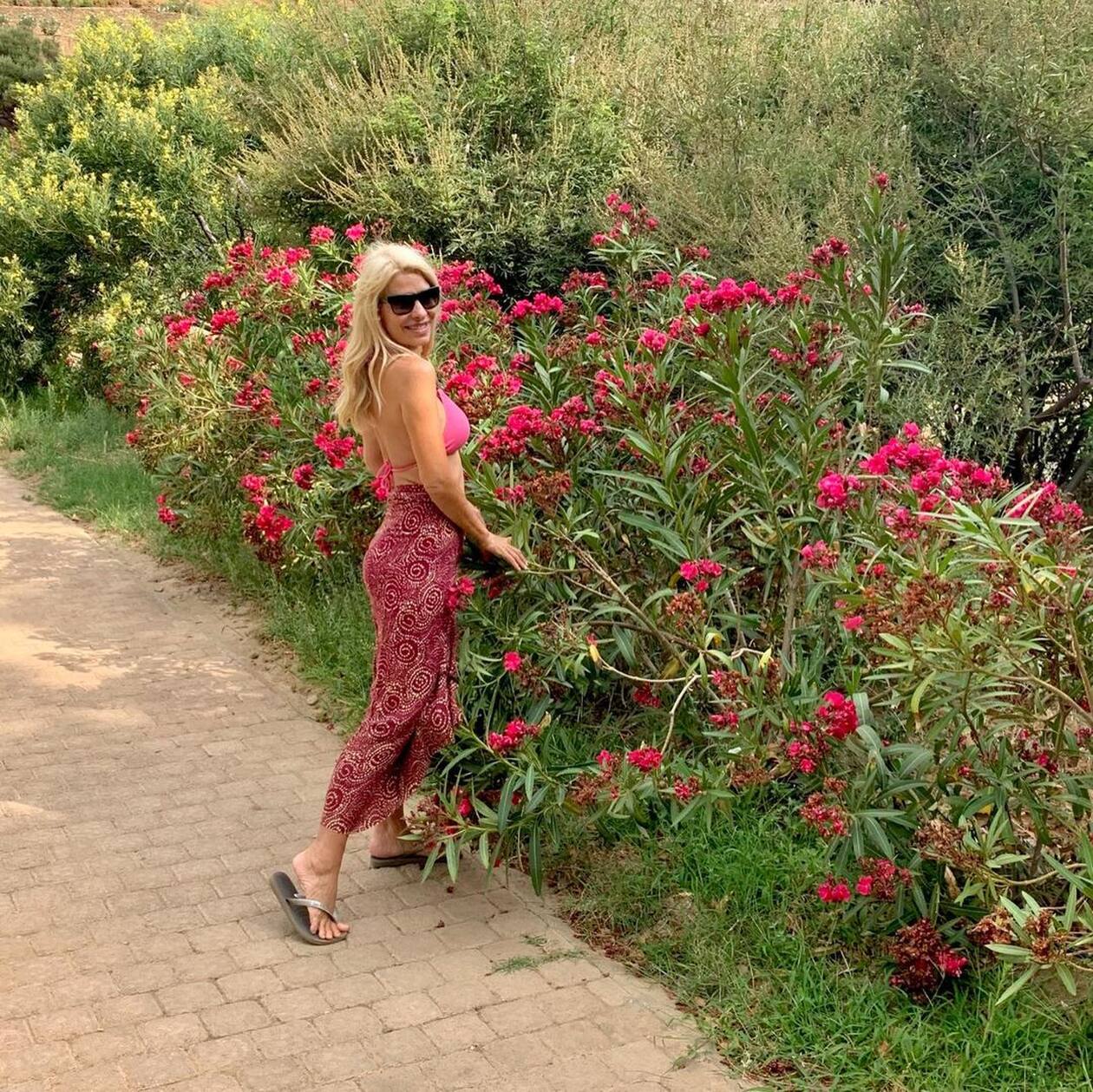 Ελένη Μενεγάκη :Δείτε τον υπέροχο κήπο της στα Άχλα