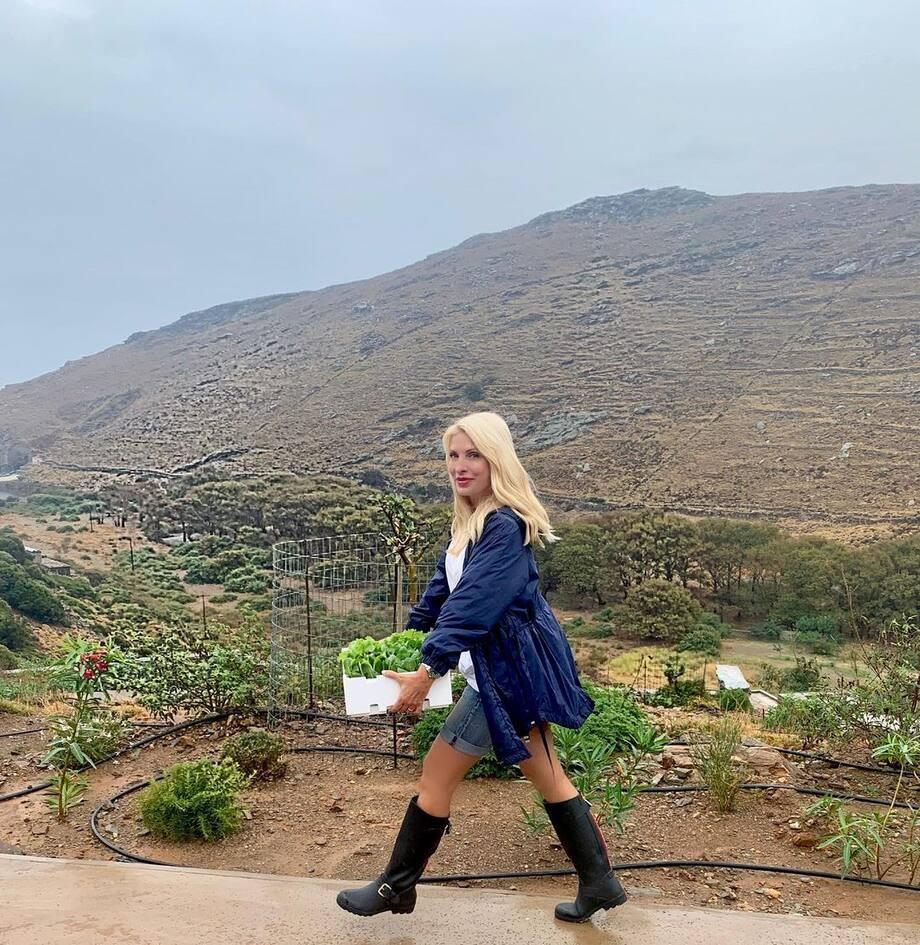 Ελένη Μενεγάκη :Δείτε τον υπέροχο κήπο της στα Άχλα