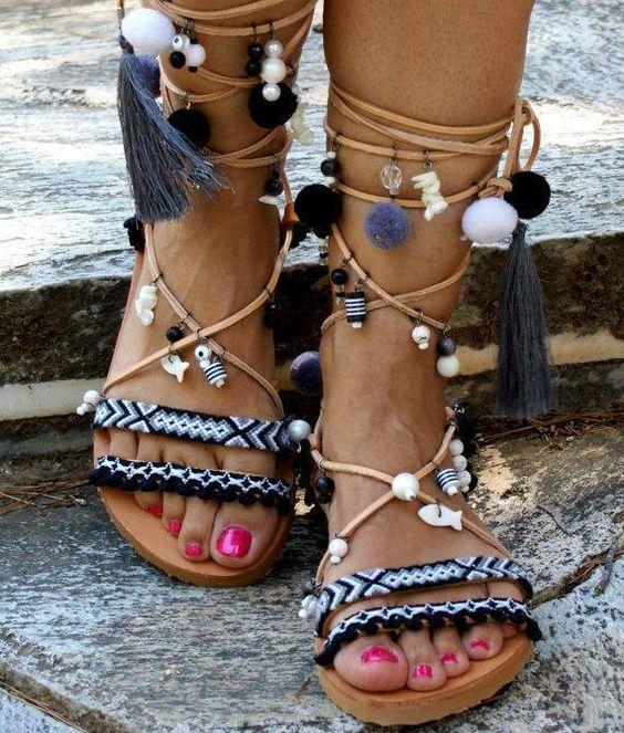 boho-σανδάλια-με-πομ πομ-κρόσσια-και-χάντρες-ιδέες-