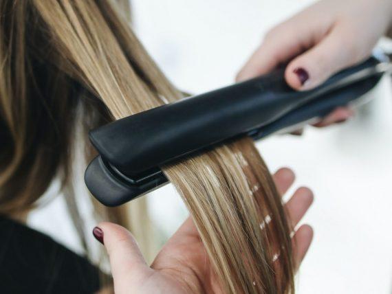 Καμένα μαλλιά από ισιωτική: 5 τρόποι να τα στρώσεις