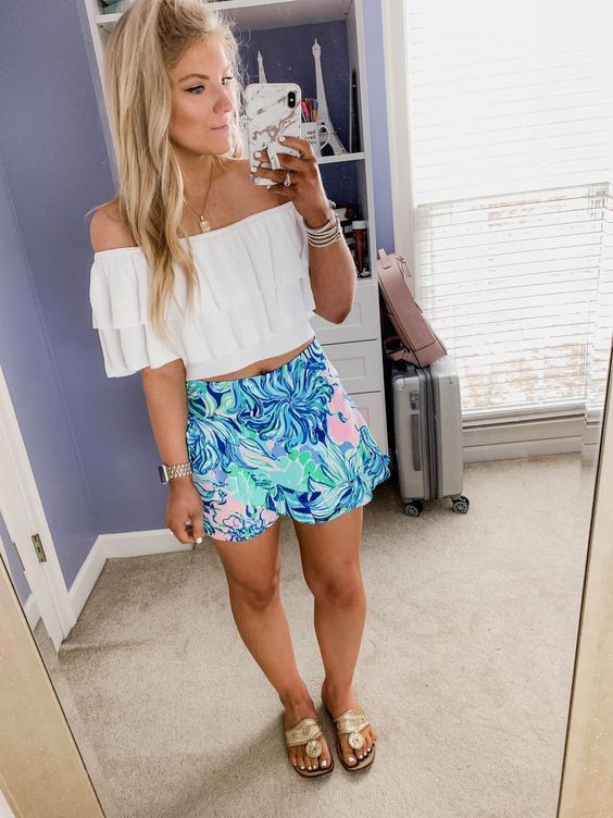 φλοράλ-σορτσάκι-με-λευκή-μπλούζα-τον-Ιούλιο 2022-ιδέες-