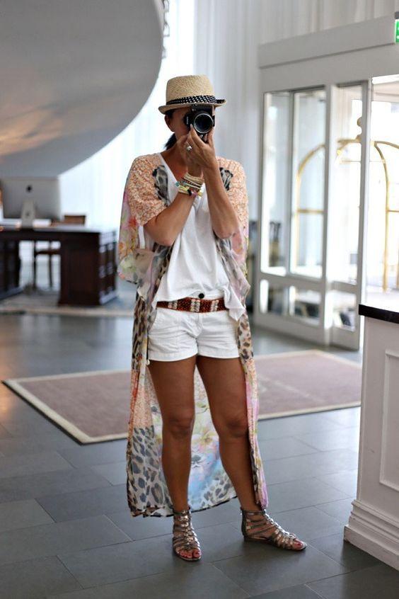 λευκή-μπλούζα-με-λευκό σορτσάκι-και-εσάρπα-με-print-τον-Ιούλιο 2022-ιδέες-