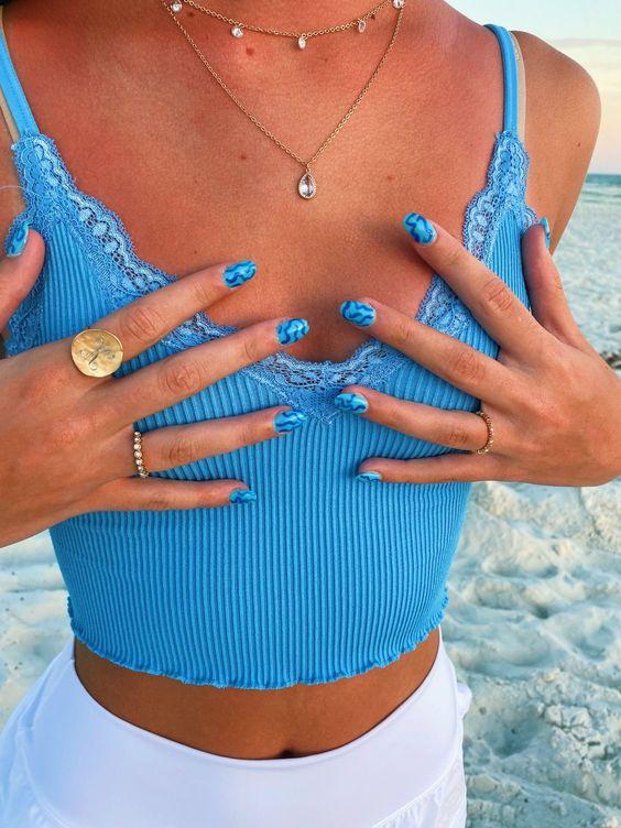 indie nails-σε-μπλε-και-γαλάζιο-χρώμα-για-τον-Ιούλιο 2022-ιδέες-
