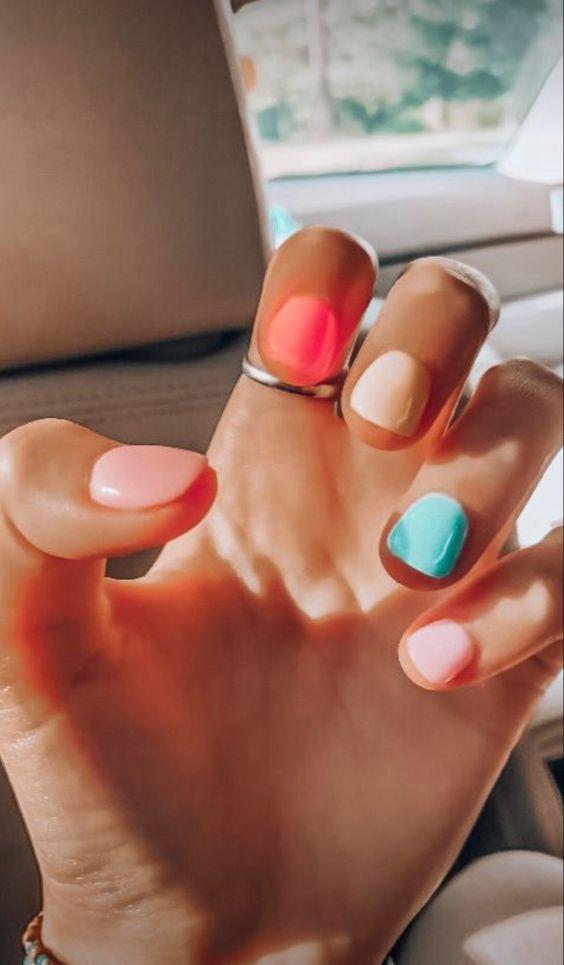 χρωματιστά νύχια-για-τον-Ιούλιο 2022-ιδέες-