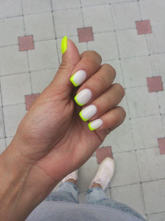 νέον-γαλλικό μανικιούρ-για-τον-Ιούλιο 2022-ιδέες-