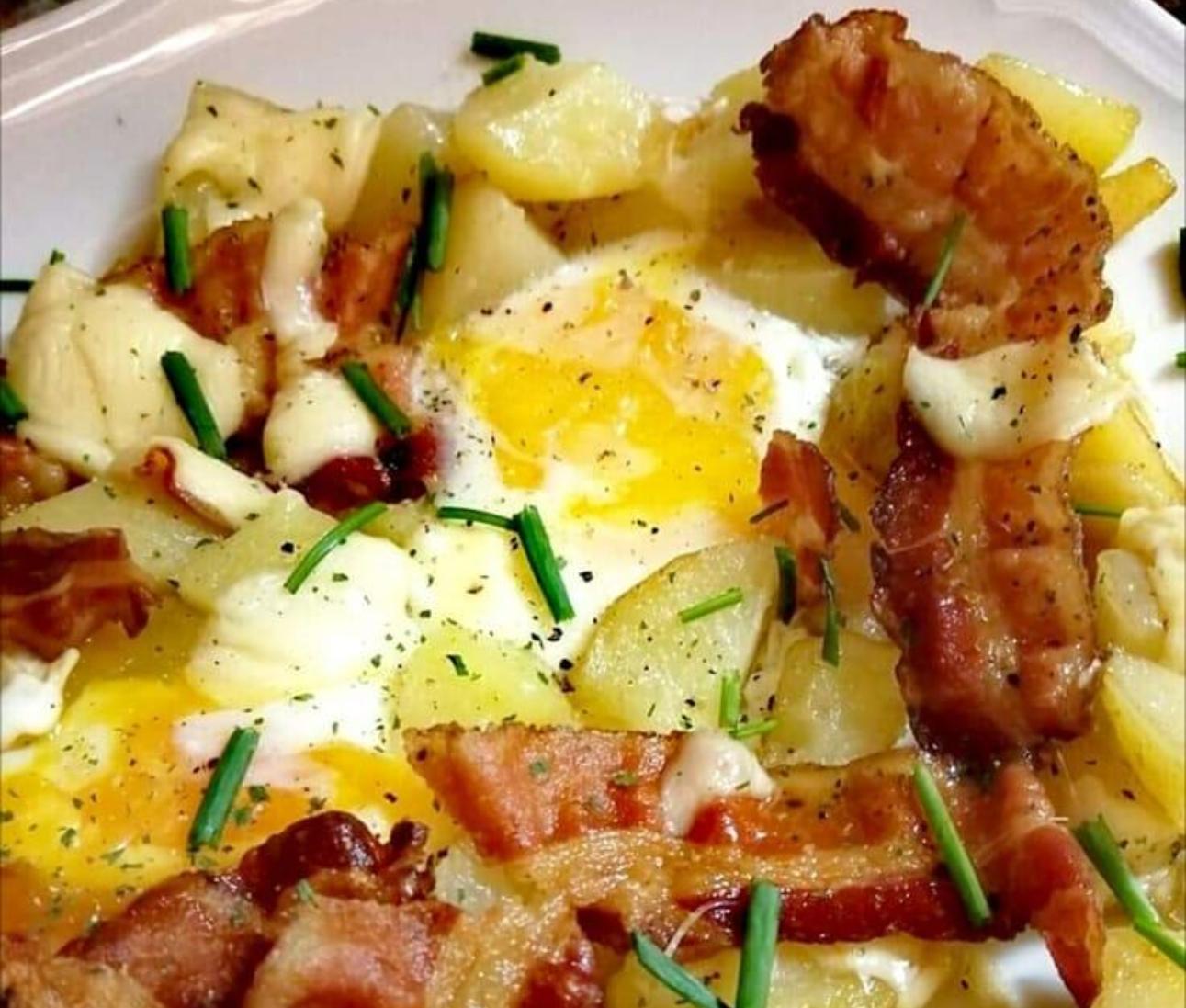 Πατάτες με αυγά στον φούρνο για πρωινό