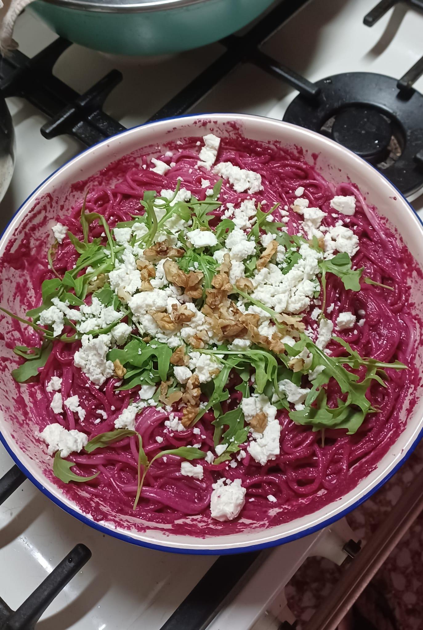 Σπαγγέτι- με -παντζάρι-, ρόκα- και- φέτα - Σπαγγέτι- με -παντζάρι-, ρόκα- και- φέτα -