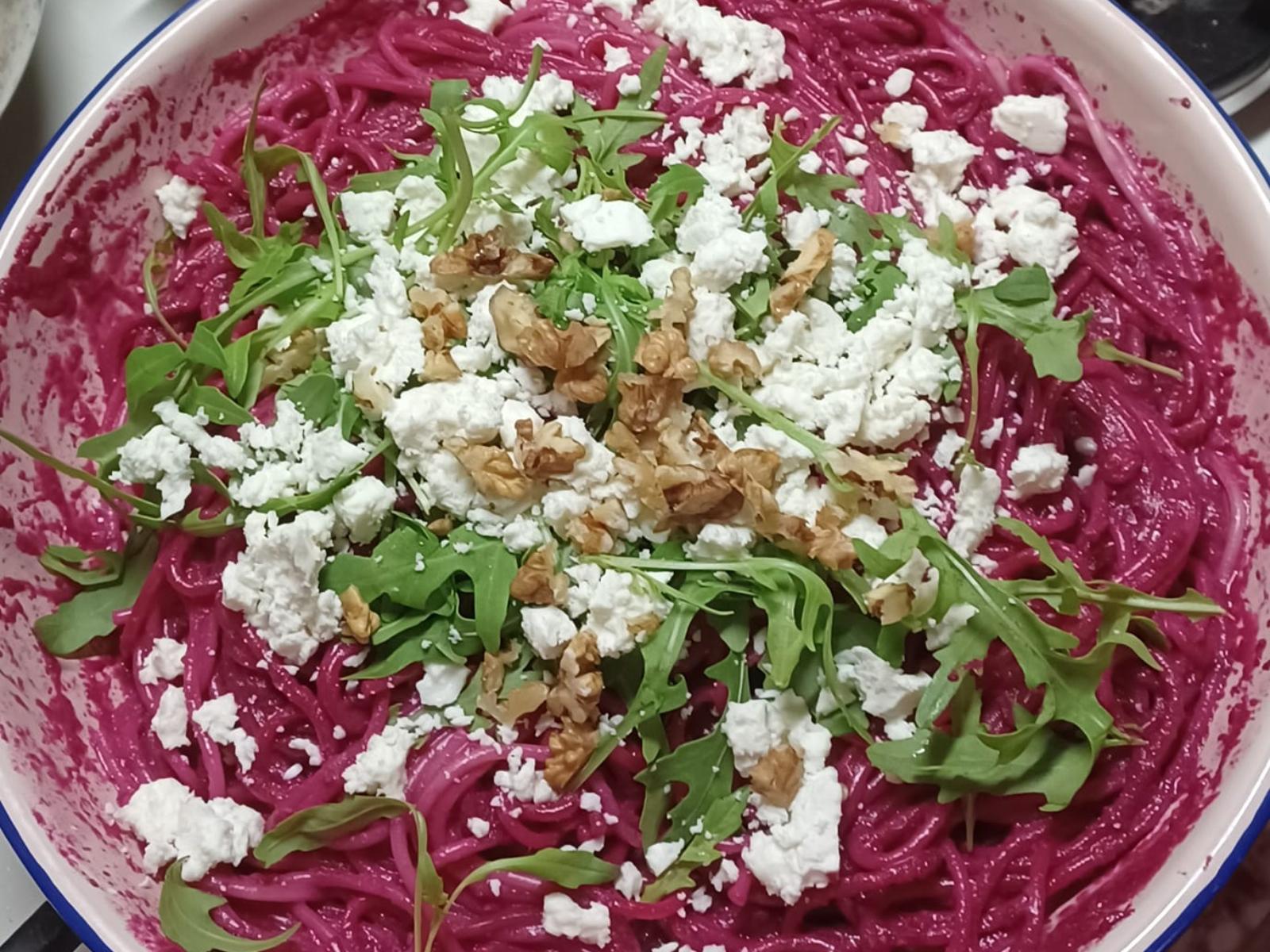 Σπαγγέτι- με -παντζάρι-, ρόκα- και- φέτα - Σπαγγέτι- με -παντζάρι-, ρόκα- και- φέτα -