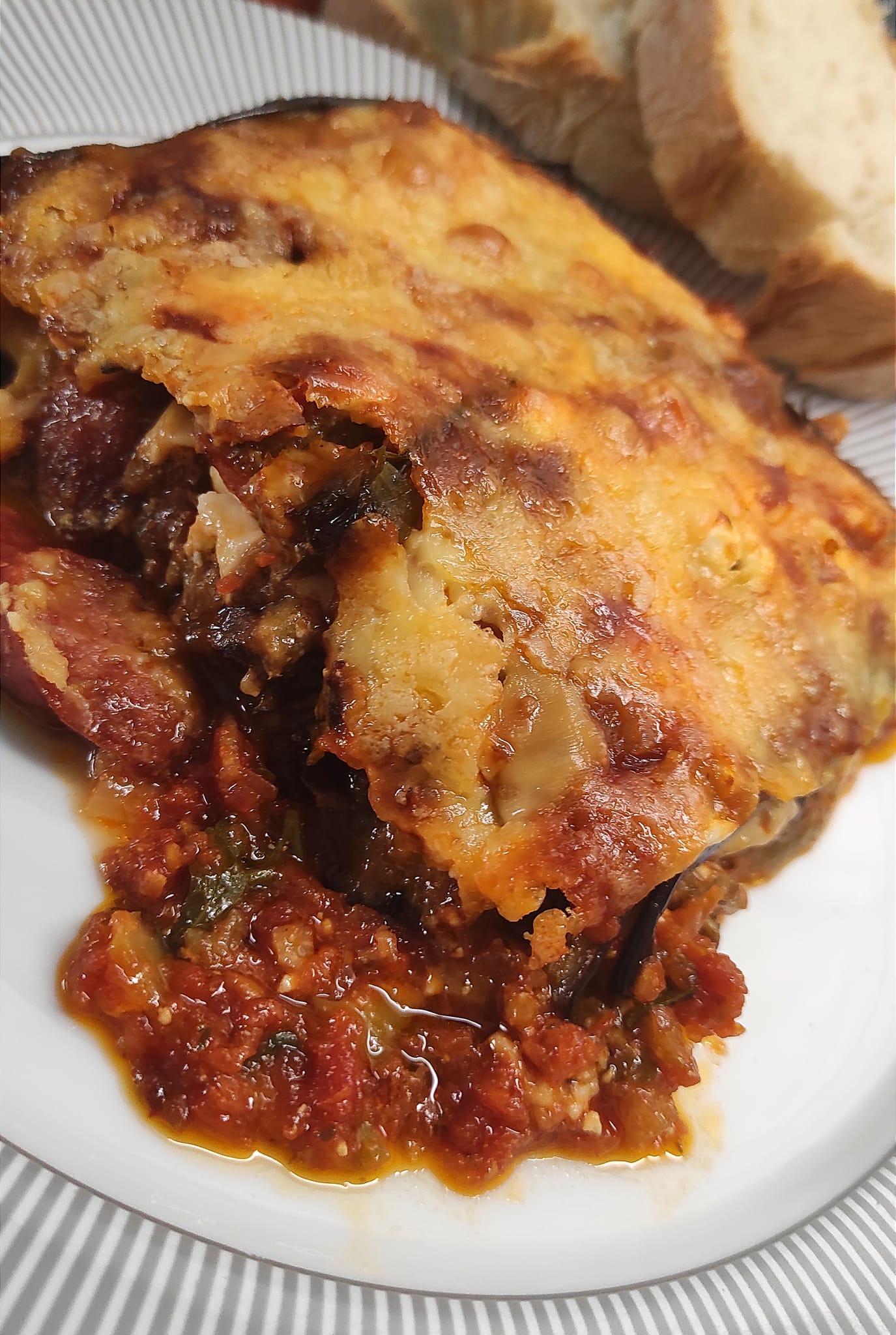 Μελιτζάνες- στο- φούρνο- με -τυριά- και- λουκάνικα-