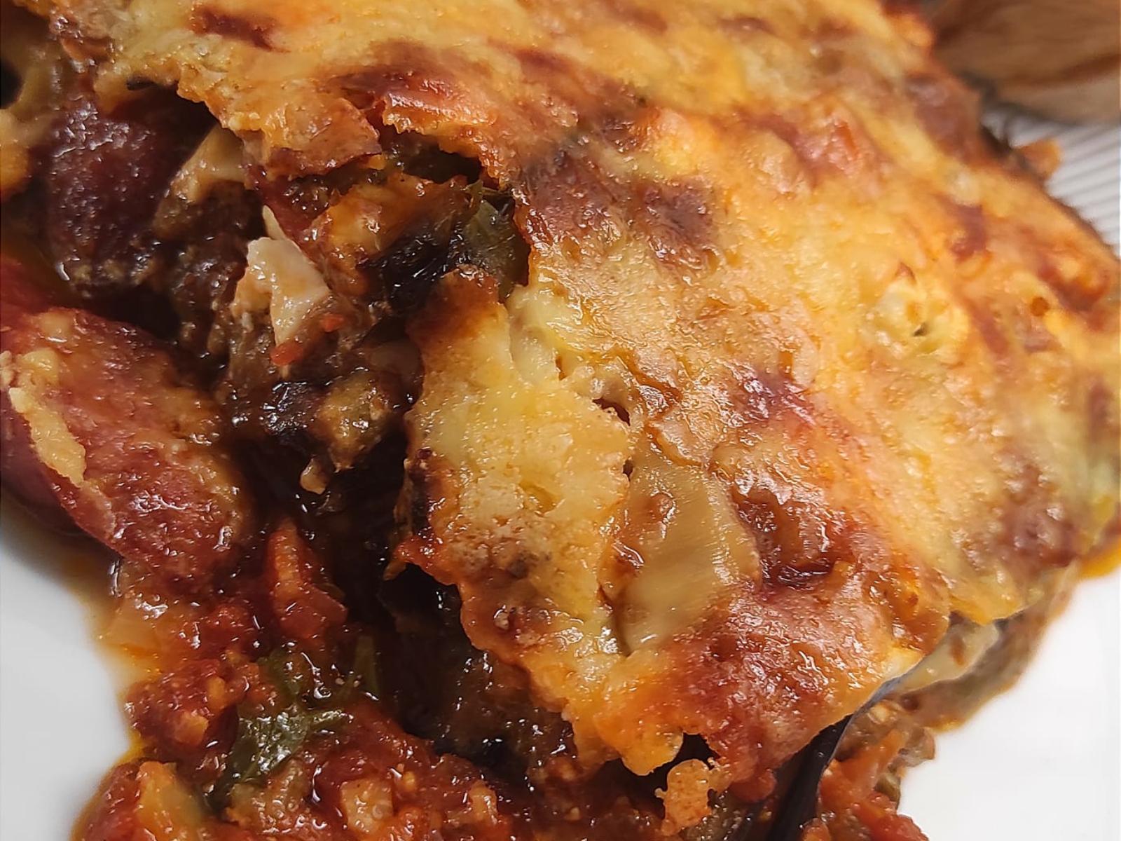 Μελιτζάνες- στο- φούρνο- με -τυριά- και- λουκάνικα-