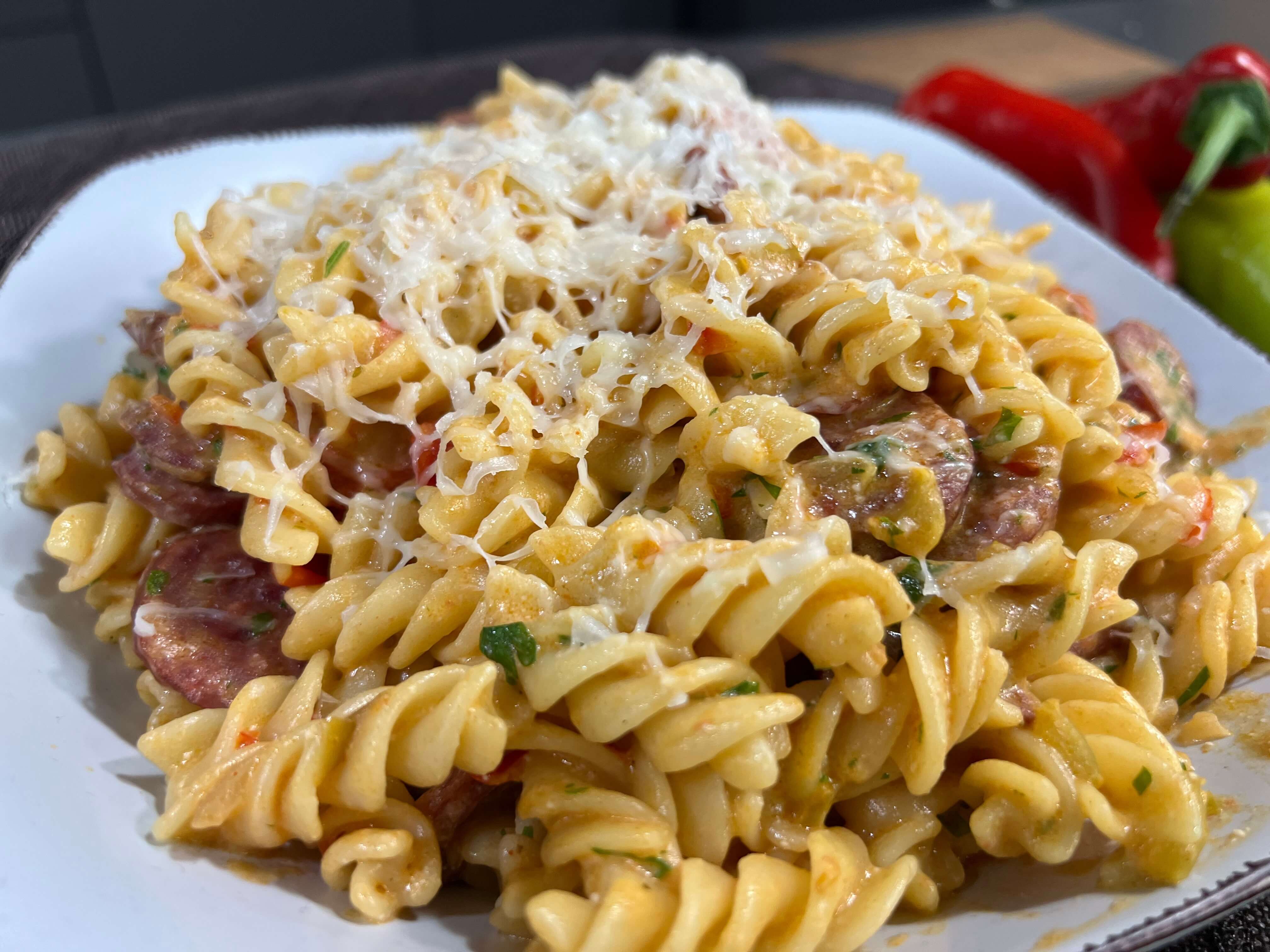 βίδες-με-φέτα-λουκάνικα-και-πιπεριές-