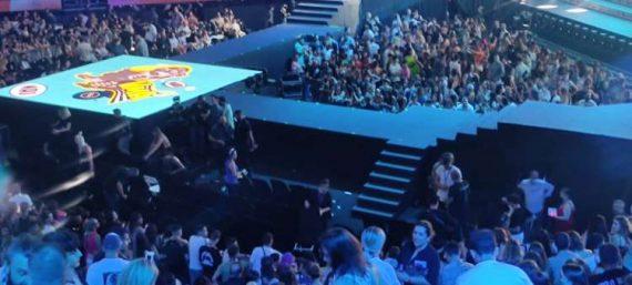 Βραβεία MAD: Διεκόπησαν γιατί έπεσε ξύλο μεταξύ τραγουδιστών (βίντεο)