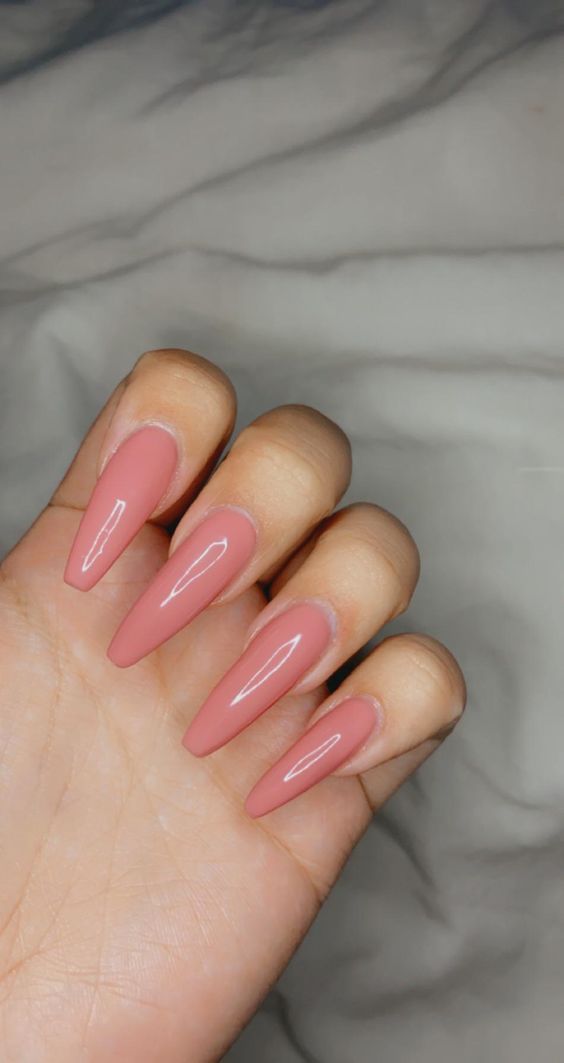 σκούρο-ροζ-στα-νύχια-το-Καλοκαίρι 2022-τάσεις-