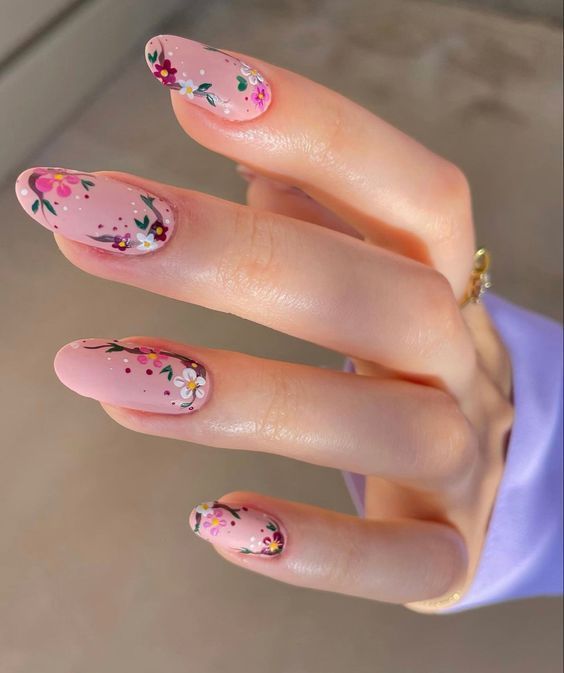 σκούρο-ροζ-στα-νύχια-το-Καλοκαίρι 2022-τάσεις-