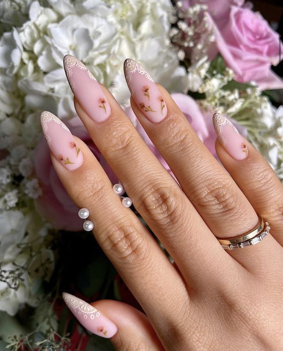 σκούρο-ροζ-στα-νύχια-το-Καλοκαίρι 2022-τάσεις-