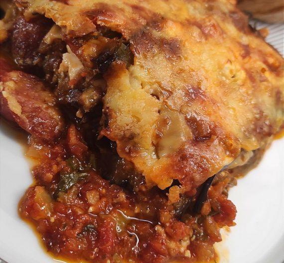 Μελιτζάνες στο φούρνο με τυριά και λουκάνικα