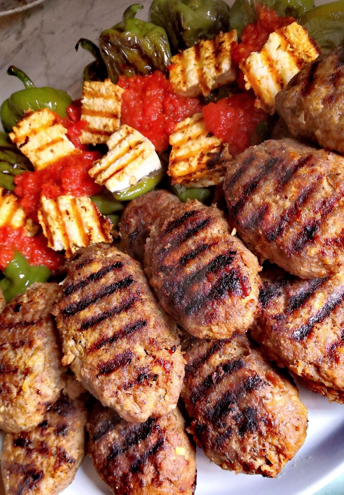 Καλοκαιρινά- μπιφτέκια- με -ψητή- φέτα-, πιπεριά -και- ντομάτα-