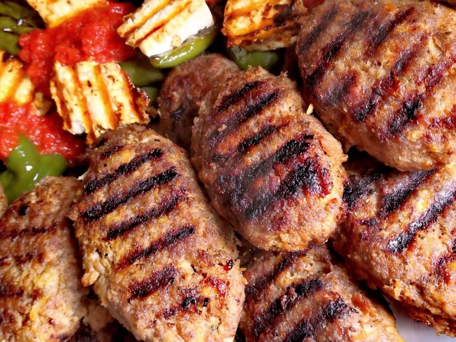 Καλοκαιρινά- μπιφτέκια- με -ψητή- φέτα-, πιπεριά -και- ντομάτα-