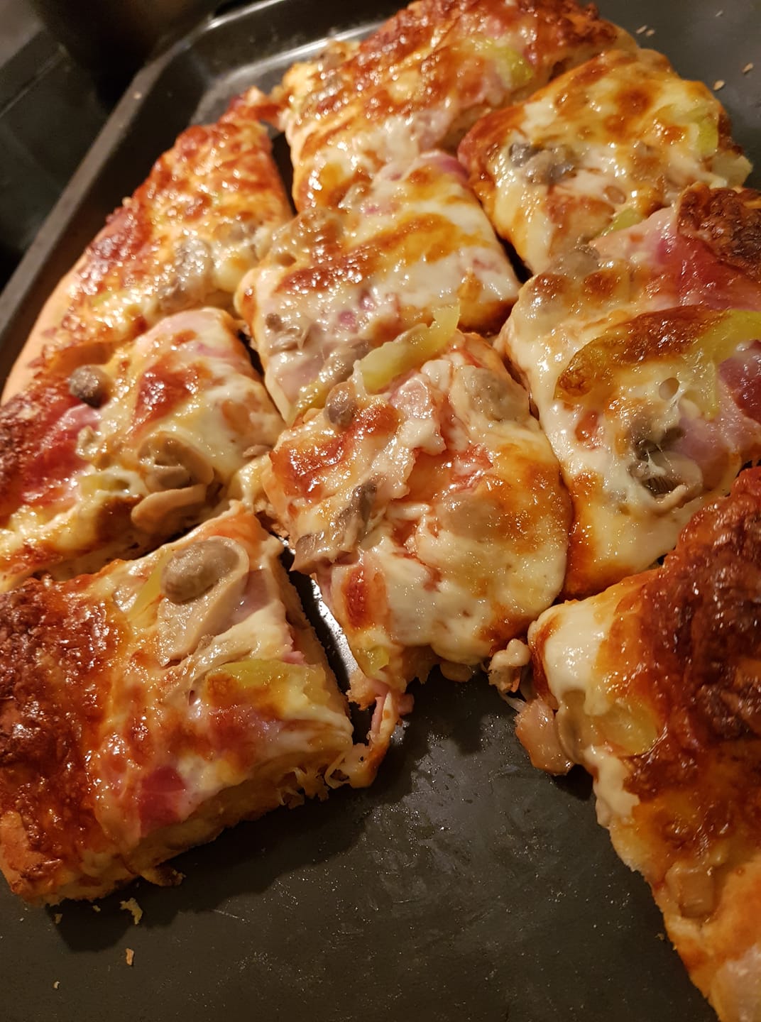 Συνταγή- για -σπιτική- πίτσα- με -αφράτη -ζύμη -