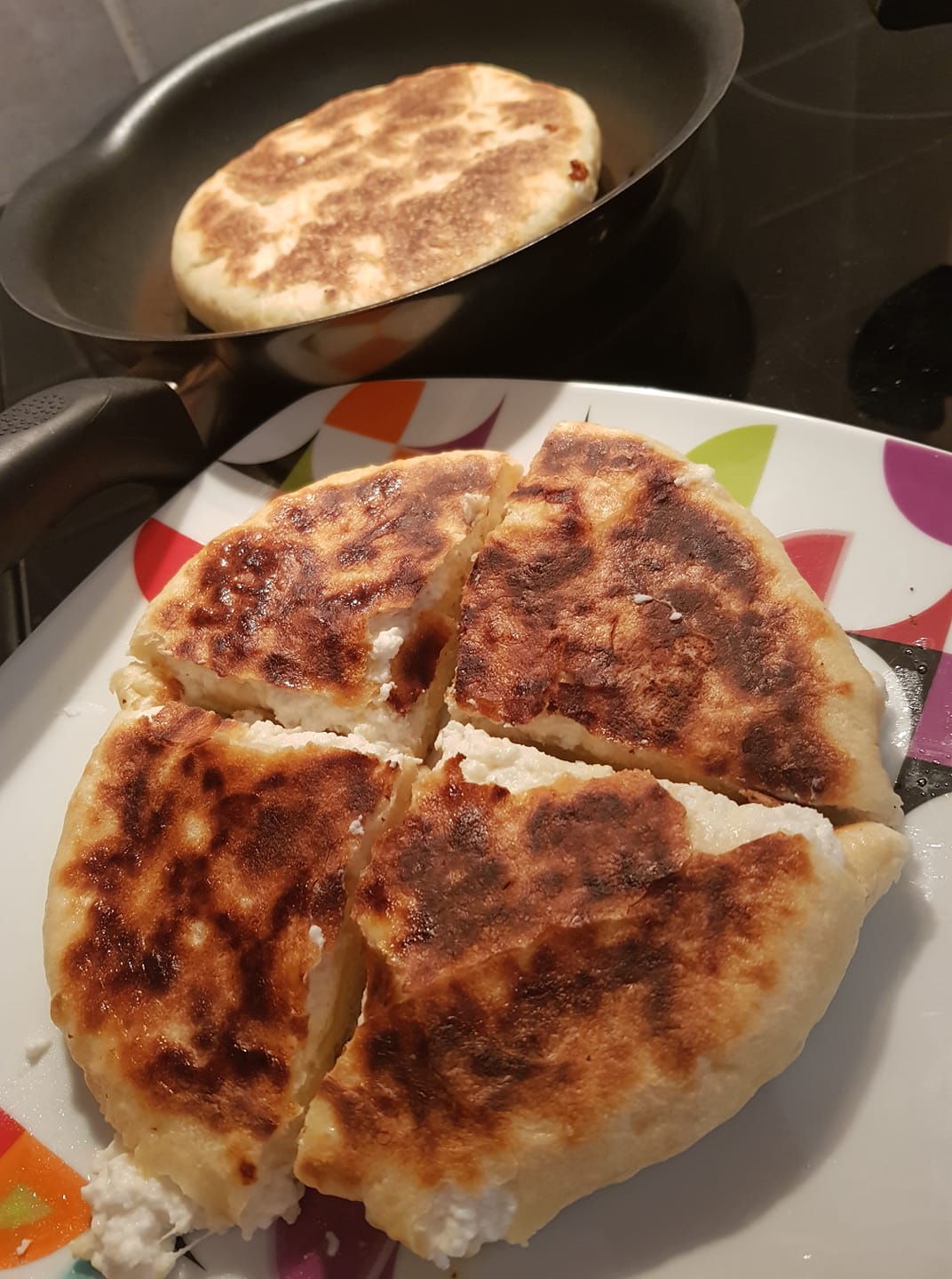 Φουσκωτή -τυρόπιτα- στο- τηγάνι -για- το -ταπεράκι-της-παραλίας-