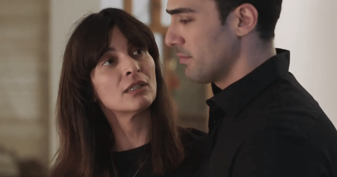 Η Γη της Ελιάς: Ο Κουράκος πιάνει στα πράσα την Ιουλία με τον Στάθη