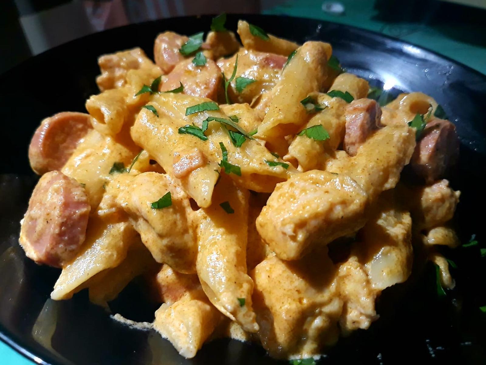 Πένες -με -φιλέτο- κοτόπουλο -και- λουκάνικα -Φρανκφούρτης- Πένες -με -φιλέτο- κοτόπουλο -και- λουκάνικα -Φρανκφούρτης-