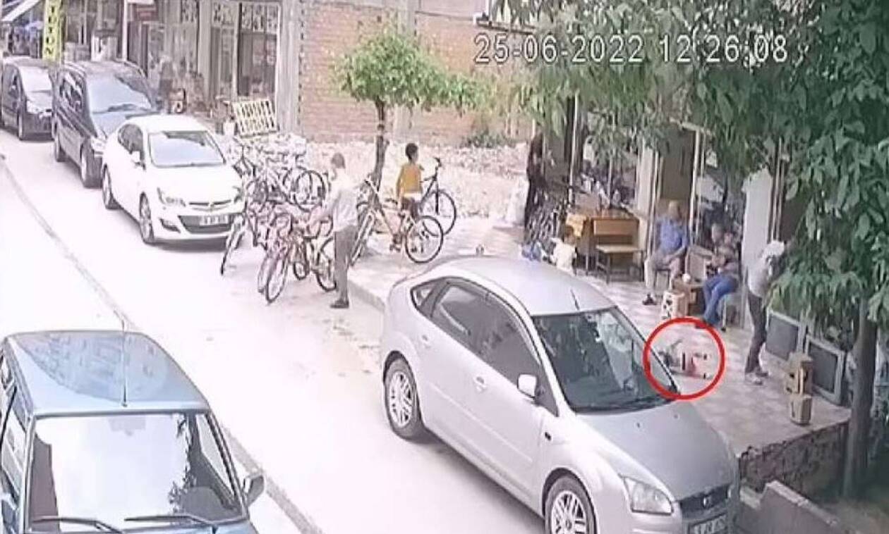 Σοκ : Μωρό έπεσε από μπαλκόνι και προσγειώθηκε στην πλάτη περαστικού – Βίντεο